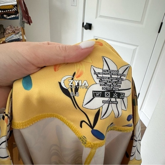 ZYIA Reflective Light N Tight Leggings High Rise Yellow Floral Size 8-6 Women’s - Picture 8 of 8